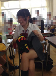 【パンチラ盗撮】学校内でパンチラ盗撮されている女子校生のエロ下着の画像