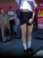 【パンチラ画像】女子校生達のスカートを抑えている姿がエロ可愛いぜの画像