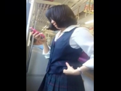 アイドル顔の地味カワJKちゃん、通学中に豪快にハミパンしている様子を逆さ撮り盗撮されるの画像