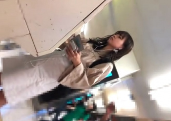 《盗撮動画》ストーキング中の激カワ女子大生を電車で逆さ撮りしたら白パンティだったｗｗｗの画像