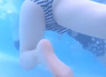 レジャープールで水着ギャルを撮影した「水中盗撮動画」で新境地が開けそうなんだがｗｗｗｗの画像