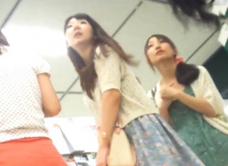 《盗撮動画》東急ハ○ズの3人組女子の一人がナプキン付きの白パンティを逆さ撮りされてしまってる件ｗｗｗの画像
