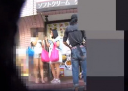 《盗撮動画》これは中●生なんじゃ… お祭り会場でフロントパンチラ逆さ撮りされる私服美少女の画像