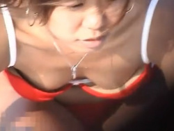《胸チラ盗撮》真夏のビーチで日焼けした水着ギャルの乳首撮影に成功したったｗｗｗの画像