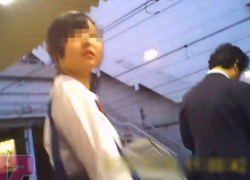 《盗撮動画》JKにがっつり怪しまれながらも制服スカートの中を逆さ撮りする危険人物の画像