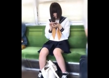 学校に遅刻しても余裕ぶっこいてるセーラー服JCちゃん、パンチラ盗撮でお仕置きされるｗｗの画像