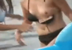 《盗撮動画》ビーチでビキニギャルの”乳首ポロリハプニング”が撮れたから晒すｗｗｗｗｗｗｗｗｗｗの画像