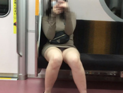 《盗撮動画》こういうえっろい服装で電車乗ってる巨乳JDの対面パンチラｗｗｗの画像