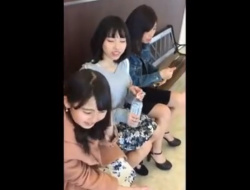 《盗撮動画》仲良し3人組の私服JKの”トリプルパンチラ”の逆さ撮りに成功したったｗｗｗの画像