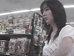 《盗撮動画》子連れでスーパーに来ていた美人ママのパンチラ逆さ撮りに成功したから公開するｗの画像