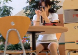 《盗撮動画》カフェで待ち合わせ中の童顔私服JKちゃんの座りパンチラをズーム盗撮に成功ｗｗの画像
