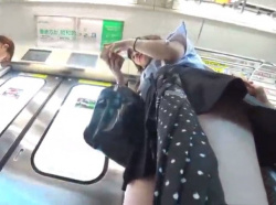《盗撮動画》通学中のS級美少女JKに電車で粘着&逆さ撮りパンチラの画像