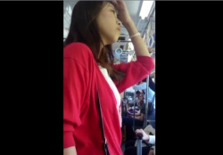 《盗撮動画》スカートの中は生パンで外出中の素人女子さん、駅のエスカレーターで逆さ撮りされるの画像