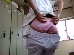 《盗撮動画》ピンクパンティの看護師の着替えの一部始終を隠し撮り。ベストアングルｗｗの画像