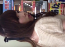 《盗撮動画》コンビニで発見した美人JDをストーキングしてスカートめくり（イエローサテンパンティ）の画像