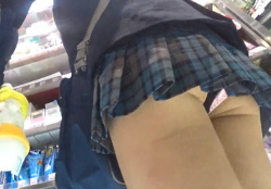 《盗撮動画》放課後の青チェJKちゃんの『生P』+『がっつりハミ』を店内逆さ撮りの画像