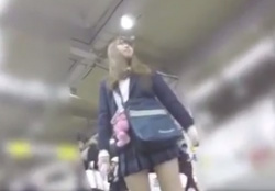 《盗撮動画》まさかのTバック履いて通学中の美少女JKちゃん、逆さ撮りで晒されるの画像