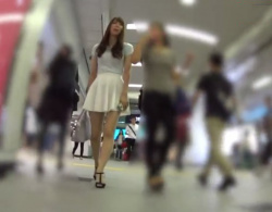 【盗撮動画】ターミナル駅で撮れた特上ギャル2名の逆さ撮りパンチラ2名分の画像