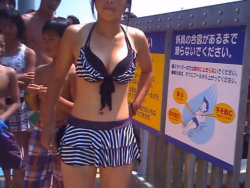 【盗撮動画】レジャープールで列に並ぶ水着JCの発育良好な日焼けボディ隠し撮りｗの画像