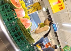《盗撮動画》生鮮スーパーで買い物中の人妻のワンピの中身はまさかのTバック！スケベすぎるｗｗの画像