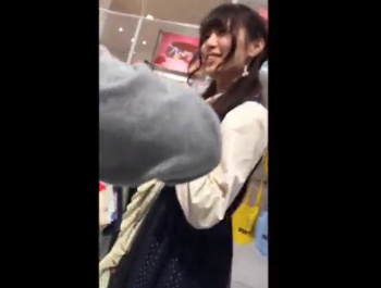 《盗撮動画》クッソ可愛くてスタイルもいいショップ店員パンチラ。逆さ撮りに気付く気配、なしｗｗｗの画像