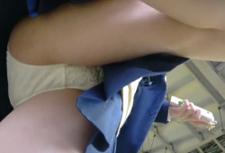 《盗撮動画》駅のホームでの美少女JKの”靴下直しパンチラ”の撮影に成功した動画、がっつり丸見えｗｗの画像