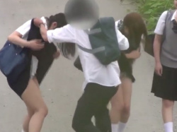 《盗撮動画》学校終わりに同級生にスカートをめくられてパンツが丸見えの制服JKちゃん、発見されるの画像