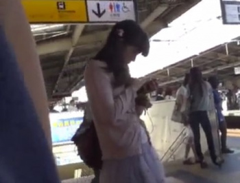 《盗撮動画》駅のエスカで無差別めくりまくりパンチラ動画（6分超）、ガチで抜けるｗｗの画像