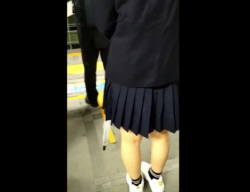《痴漢動画》学校帰りのJKが電車で痴漢されまくってるんだが...⇒隠し撮り動画が公開されるの画像