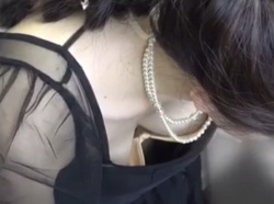 《胸チラ盗撮》完全アウト。結婚式の受付中の参加者女性のピンク乳首隠し撮り事案の画像