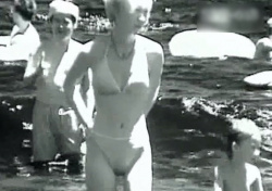 《盗撮動画》灼熱のビーチの水着ギャルさん、赤外線盗撮で乳首もマン毛も透け透けにされるの画像