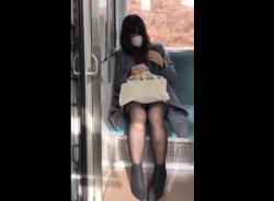 《盗撮動画》変態「電車でスマホばかり弄ってる女子は隠し撮りし放題ｗ」の画像