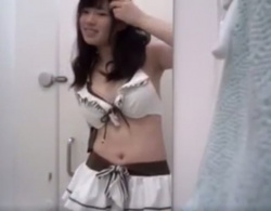 《盗撮動画》衝撃の水着試着室盗撮！ビキニブラを外して美乳おっぱい丸見え美少女の画像