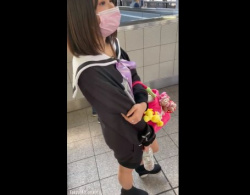 《盗撮動画》電車で盗撮に気づいた清楚系制服JKちゃん、盗撮魔に純白パンティを見せつけてしまうの画像