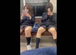 《盗撮動画》バレたら即逮捕事案。カースト上位の美少女JKを2人まとめてパンチラ盗撮の画像