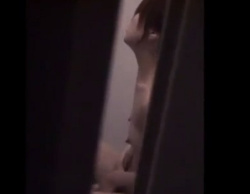《盗撮動画》お風呂でオナニーに勤しんでいる貧乳女子視姦。最後はオーガズムに到達しますの画像
