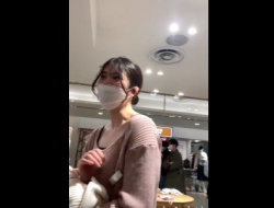 《盗撮動画》仕事中に女友達と会話中の美人店員ちゃんの食い込みパンチラ。むっちりされてますｗｗの画像