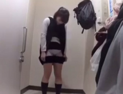 《盗撮動画》駅の多目的トイレで着替えしちゃう制服JKを盗撮でおしおきの画像