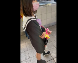 《盗撮動画》ガチカワ私服JKちゃん、電車で対面パンチラ盗撮された結果⇒衝撃の行動に・・・の画像