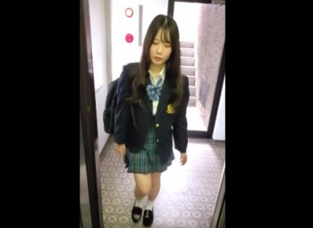 《盗撮動画》前から目をつけてた美少女JKのパンチラ盗撮についに成功してしまって興奮が止まんねえ・・・の画像