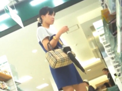 《盗撮動画》真面目そうな私服女子にはやっぱ純白パンティが似合うよな、ってなる逆さ撮りパンチラがこちらｗｗの画像