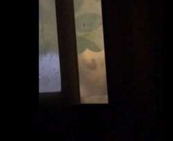 《盗撮動画》窓の隙間から素人娘のおっぱい覗き撮り！かなりヤバそうな民家盗撮動画がSNSで公開され話題になってしまうの画像