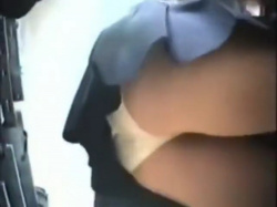 《盗撮動画》通学中に撮影された制服JKの純白パンチラ、前屈みでがっつり撮れててシコすぎるｗｗｗの画像
