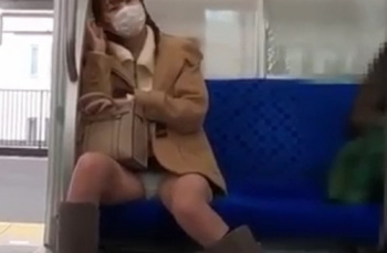 《盗撮動画》電車内撮り師「これ、パンツ見せつけられてると思うんだがどう思う？ｗ」の画像