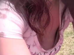 《盗撮動画》10年間若妻の胸チラを撮り続けた変態の輝かしい功績をご覧くださいの画像