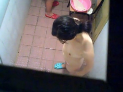 《盗撮動画》お風呂場の窓からこっそり覗き見。ガチ素人女子の全裸入浴シーンの隠し撮り大成功の画像