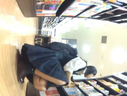 《盗撮動画》真面目な黒髪JKちゃんが書店で逆さ撮りされてるパンチラ動画がネットに出回ってるんだが...の画像