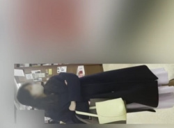 《盗撮動画》床スレスレのロングスカート着用なのにパンチラ完全攻略された清楚系人妻さんの画像