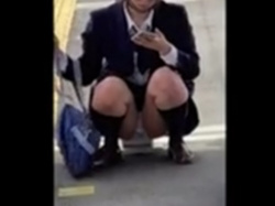 《盗撮動画》うんこ座りで電車待ち中の放課後JKちゃん、撮り師にこっそりパンチラを隠し撮りされるの画像
