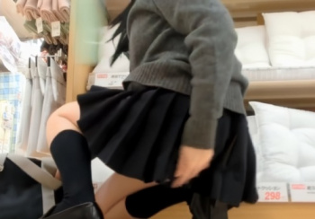 《盗撮動画》めくり撮りパンチラ盗撮犯が制服JKに”盗撮バレ”する瞬間がこちら・・・の画像